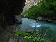 Sulle scivolose cenge a lato del fiume