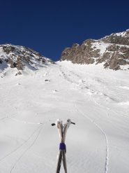 Si tolgono le pelli e si sale sci sullo zaino...