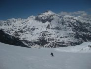 Nanni pennella con sullo sfondo lo Charbonnel