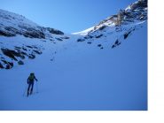 Si punta al ripido canalone...