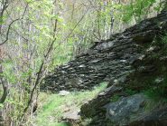 muro a secco sul sentiero di discesa