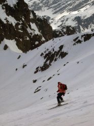 Daniele in discesa sul ripido pendio superiore