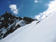 Mentre scendevo (su neve fantastica) uno sguardo al Bivacco ed al Colle della Lausa
