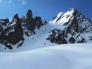 Il canalino di salita con il collettino nevoso al centro della foro (è quello basso)