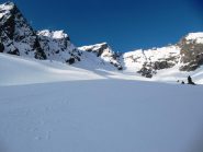 vista della via di discesa (dal Colle della Lausa) - è il pendio in ombra in centro alla foto