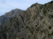 Le pareti su cui si affaccia a est il rifugio