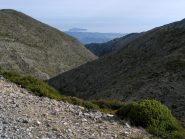 Lunga valle che scende verso la costa nord