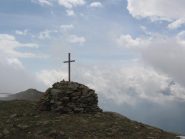La croce di vetta in mezzo alle nuvole