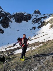 Giò memorizza il canale di fianco alla cascata per la discesa