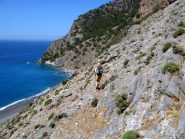 Salendo, sopra la spiaggia di Aghia Roumeli.