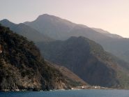 Aghia Roumeli e la foce della Gola di Samarià. Sullo sfondo i 2140 metri dello ZaranoKefala.