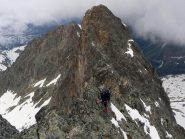 ...sulla cresta di roccia...