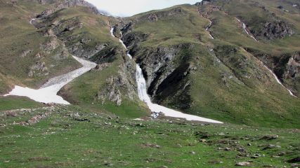 una bella cascata che scende dal Vallone del Pis (29-5-2010)