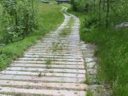 La strada che porta a Ruvinin fatta con le traversine dei binari ferroviari