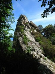 Lo spigolo nord ovest della Rocca visto dal sentiero al colletto