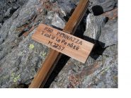La palina indicante il colle giace a terra...