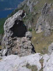 Cordate impegnate con la calata in doppia dalla cima del Fungo