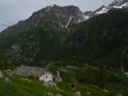 baita 1619m e vista su punta pelousa