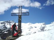 in punta con il rosa alle spalle