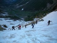 Affollamento sulla ripida rampa che adduce al vallone di Ciriegia