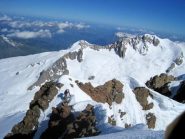 Alberto arriva in vetta sullo sfondo dei Miages