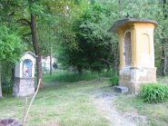 Piloni votivi in vista della borgata Ceresa