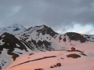 Il bivacco Torhior alla luce del tramonto