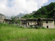Le baite con le pareti sullo sfondo