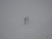 Inizia la discesa dal rifugio immersi nella nebbia!!