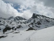 la cima a sinistra...sotto la piramide della Bassac Nord si vede la dorsale seguita in salita
