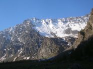 La parete dalla strada oltre le Grange Inferiori di Thures.