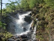 la cascata che interrompe il sentiero