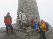 in vetta ai piedi della statua