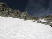 sul ripido nevaio a fianco dei torrioni