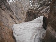 un grande nevaio si conserva lungo la via normale