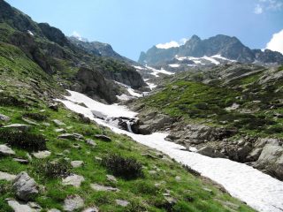 Vista della neve nalla parte bassa della Gorgia della Maura