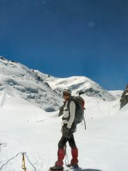 In pausa sotto la cresta dell'Aig Midì