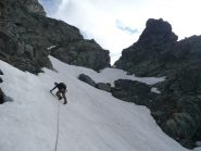 traverso sul nevaio sospeso verso la via normale