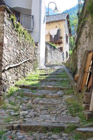 La partenza a Fontainemore del sentiero n.2, la vecchia strada per Oropa 