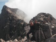 in cresta, ma la cima sembra solo vicina
