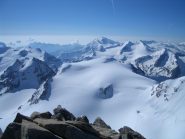 panorama  dalla vetta in primo piano la calabre