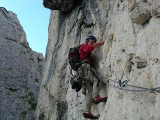 Marco Abram sul duro 9° tiro che porta alle nicchie da bivacco