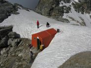 il Bivacco ancora attorniato da neve