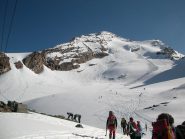 Orde di sciatori e alpinisti alla partenza...