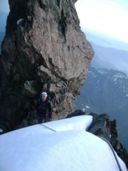 Luca esce su una crestina nevosa sulla parete nord, ampi spazi