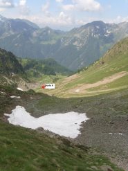 08 - poco sotto il rifugio, sguardo sul percorso verso Gressoney S.Jean - punto A quota 2100 per foto successiva