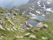 07 - Lago della Balma ed in primo piano i laghetti effimeri posti sulla cresta a quota 2442