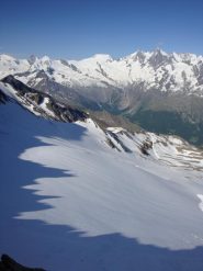 la corona di 4000 si Saas Fee; in basso il ghiacciaio di accesso al colle ela stazione Hohsaas.