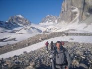 alle mie spalle la nostra meta la P.ta Calabre (3445 m) al centro