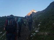 in marcia! (sullo sfondo la cima della Granta Parei)